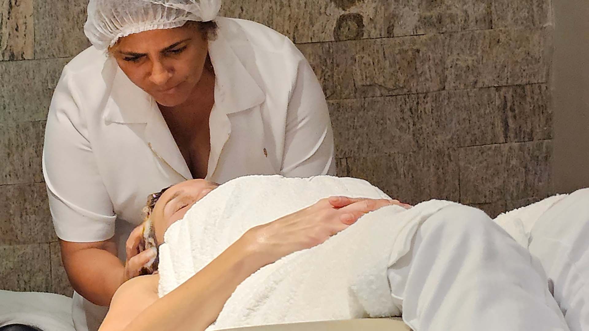 Welness é estar no Hotel Itapemar usando o head spa.