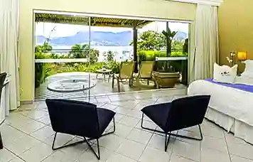 Apartamento Esmeralda com vista para o mar e banheira externa do Hotel Itapemar em Ilhabela